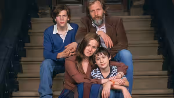 Bernard (Jeff Daniels), Joan (Laura Linney), Walt (Jesse Eisenberg) and Frank (Owen Kline) on stairs