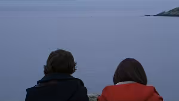 Oliver Tate (Craig Roberts) and Jordana Bevan (Yasmin Paige) sit facing the open sea