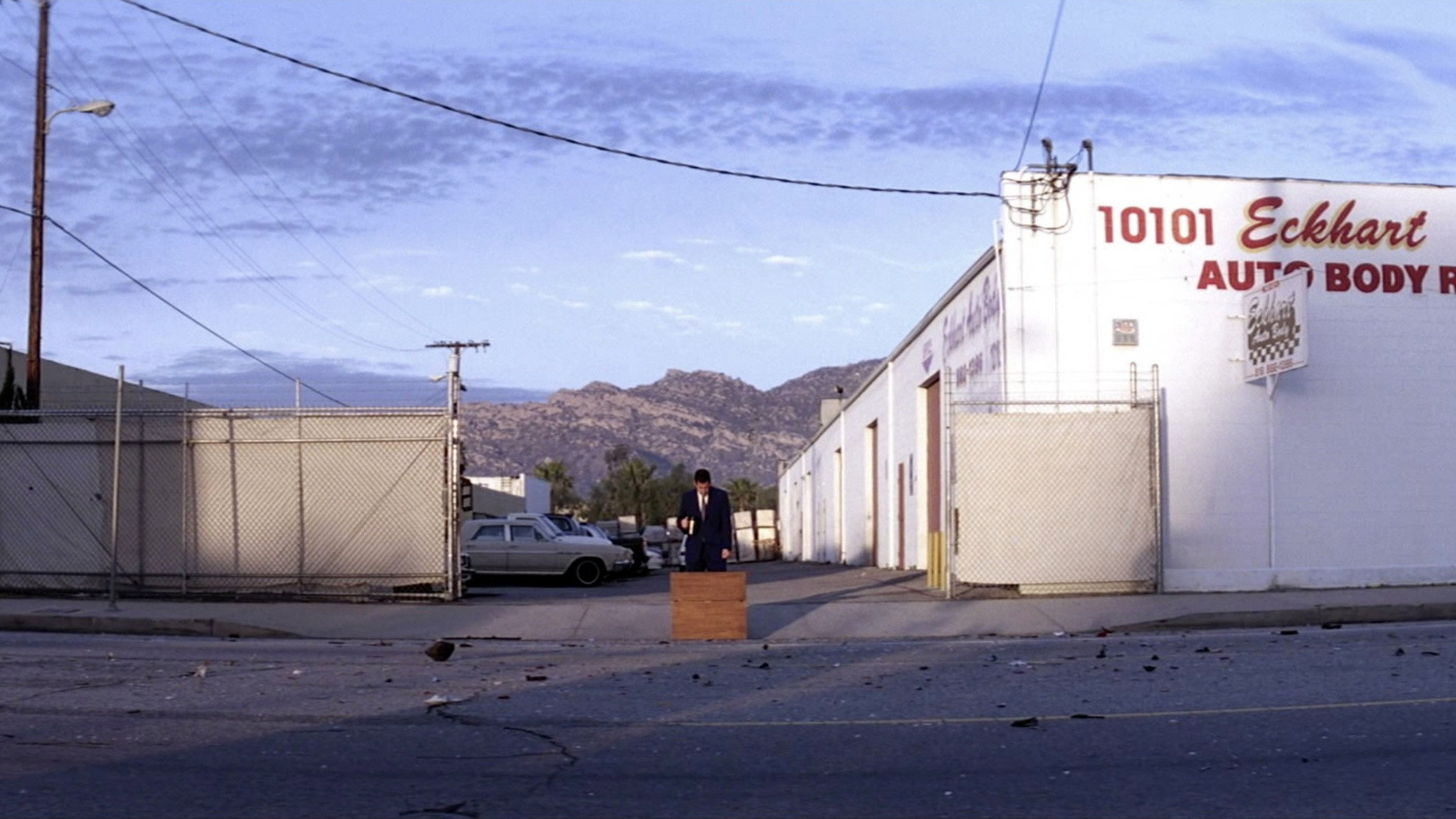 Punch-Drunk Love, still 4