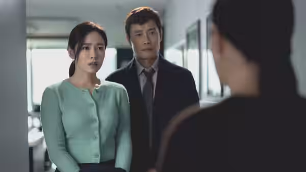 Mi-ri (Son Ye-jin) and Man-su (Lee Byung-hun) standing in an office hallway