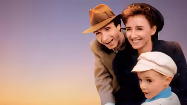 Guido (Roberto Benigni), Dora (Nicoletta Braschi) and Giosué (Giorgio Cantarini) posing together