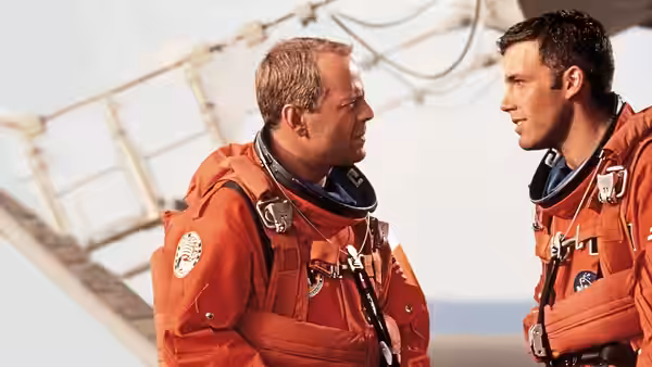Harry Stamper (Bruce Willis) and A.J. Frost (Ben Affleck) facing each other in orange spacesuits