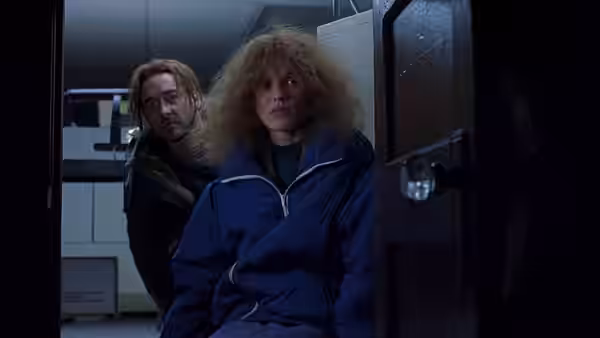 Lotte (Cameron Diaz) and Craig (John Cusack) peering through a doorway