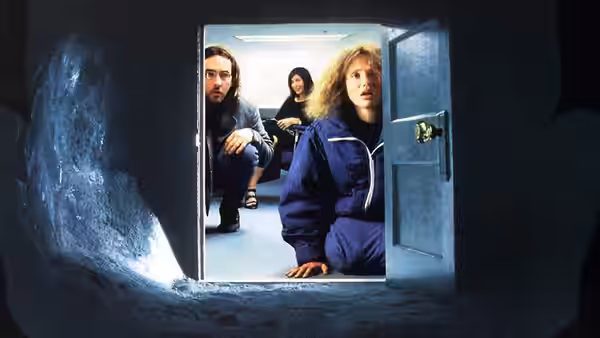 Lotte (Cameron Diaz) and Craig (John Cusack) looking into a small room