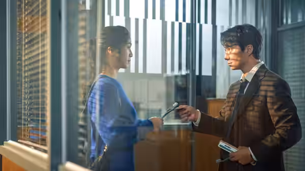 Jang Hae-joon (Park Hae-il) offers Song Seo-rae (Tang Wei) an item through a glass partition