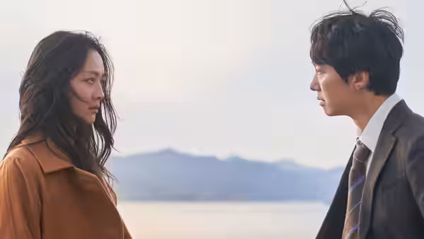 Song Seo-rae (Tang Wei) and Jang Hae-joon (Park Hae-il) face each other beside the water