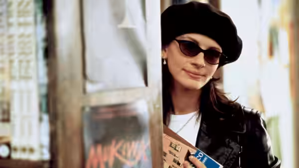 Anna Scott (Julia Roberts) peeks from behind a door wearing a beret