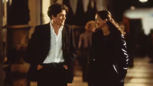 William Thacker (Hugh Grant) and Anna Scott (Julia Roberts) face each other outdoors