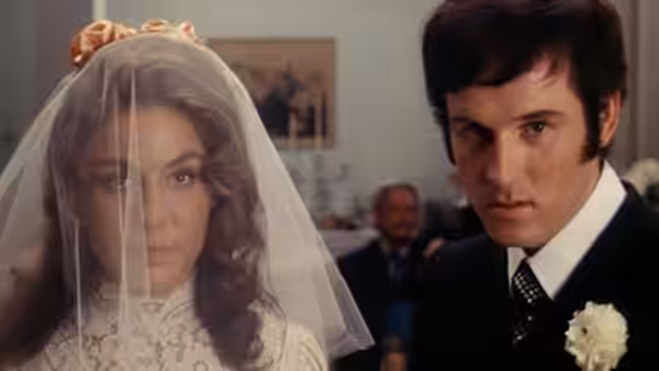 Lila Kolodny (Jeannie Berlin) and Lenny Cantrow (Charles Grodin) pose together at their wedding