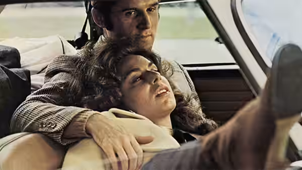Lenny Cantrow (Charles Grodin) holds Kelly Corcoran (Cybill Shepherd) close in a car