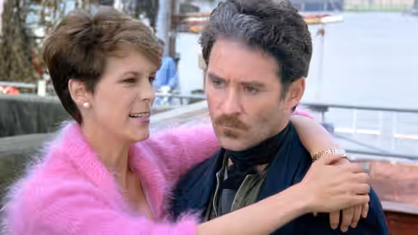 Wanda Gershwitz (Jamie Lee Curtis) with her arm around a man outdoors