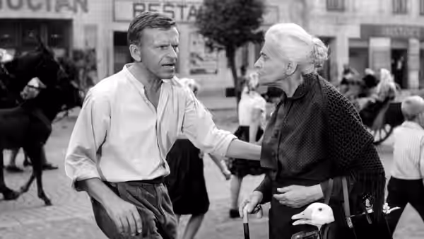 Tono Brtko (Jozef Kroner) speaks with Rozalia Lautmannová (Ida Kamińska) in the street