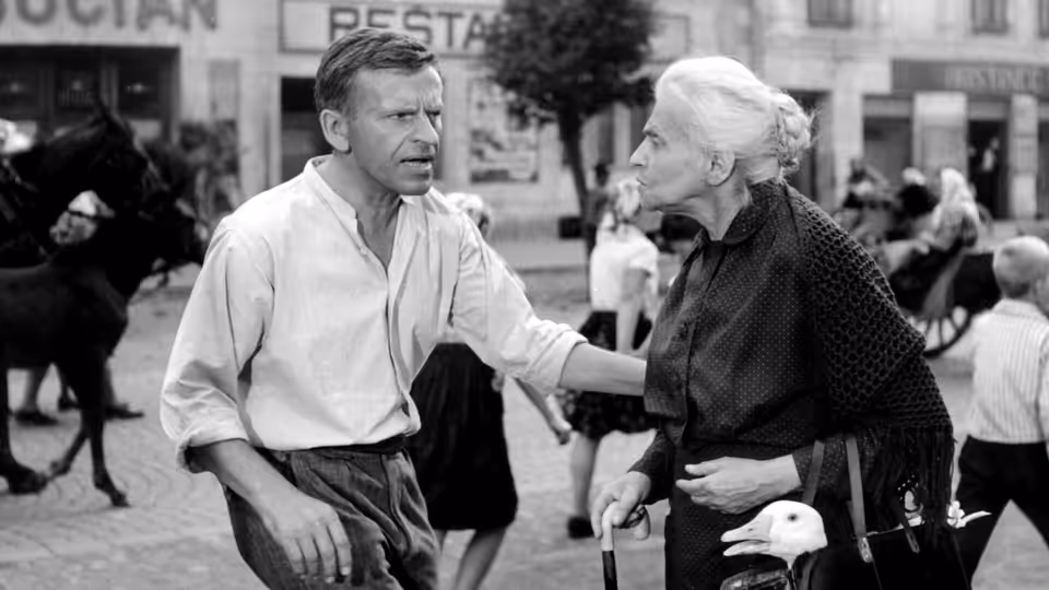 Tono Brtko (Jozef Kroner) speaks with Rozalia Lautmannová (Ida Kamińska) in the street