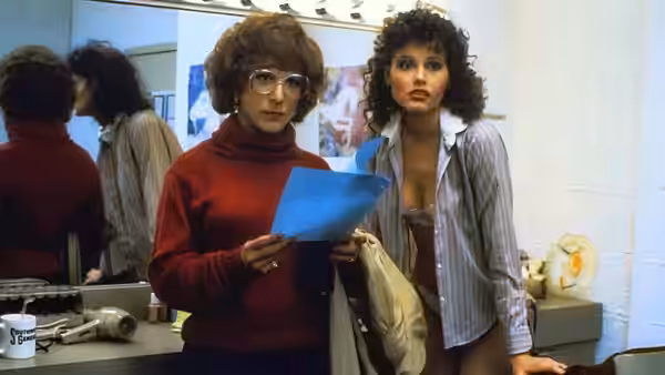 Dorothy Michaels (Dustin Hoffman) checking a script with Julie Nichols (Jessica Lange)