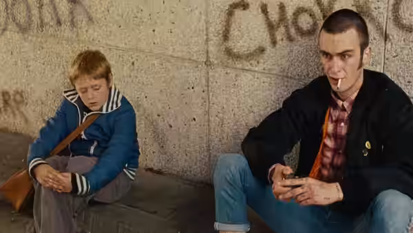 Shaun (Thomas Turgoose) and Combo (Stephen Graham) sitting against a concrete wall
