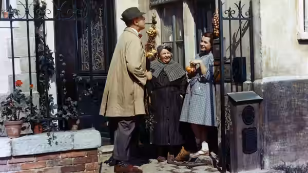 Monsieur Hulot greets Madame Pichard and another woman at a townhouse doorway
