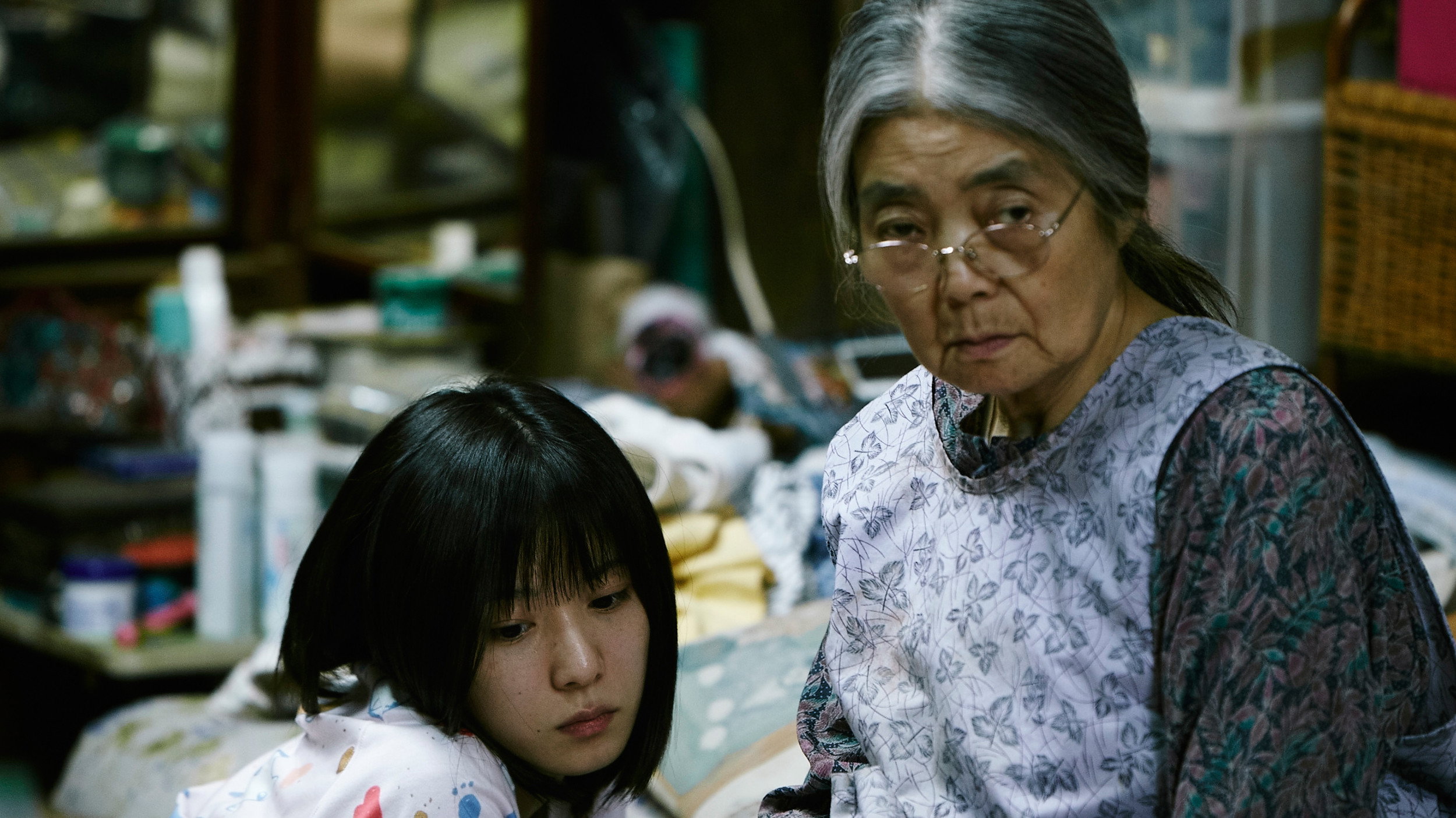 Shoplifters, still 5
