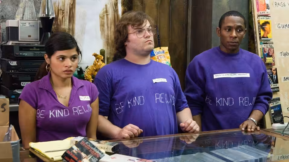 Alma (Melonie Díaz), Jerry (Jack Black) and Mike (Yasiin Bey) behind the store counter