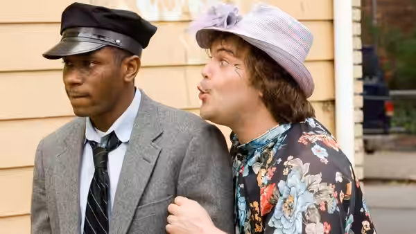 Mike (Yasiin Bey) stands beside Jerry (Jack Black) outside a building