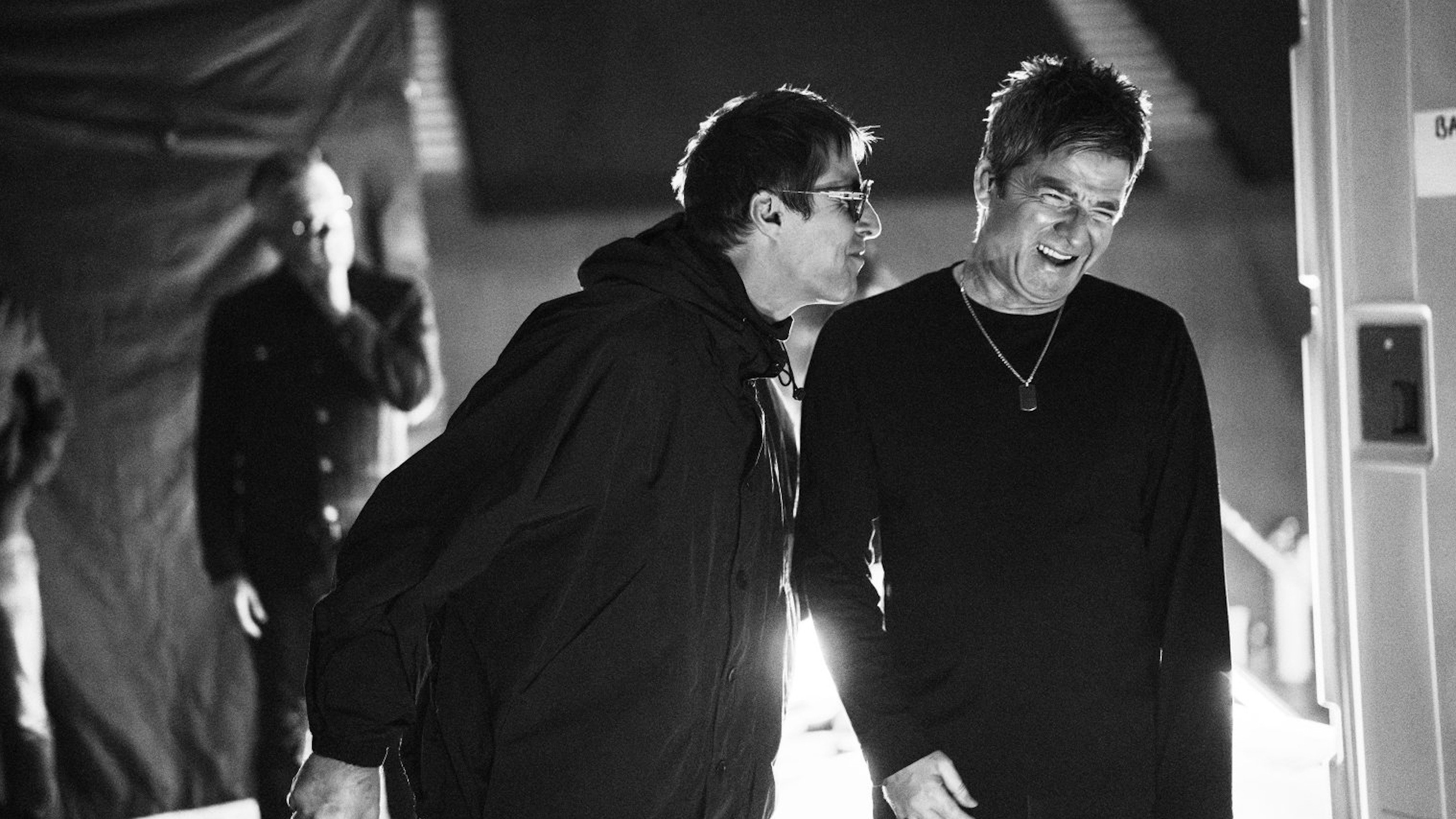 Oasis: Don't Look Back in Anger, still 1