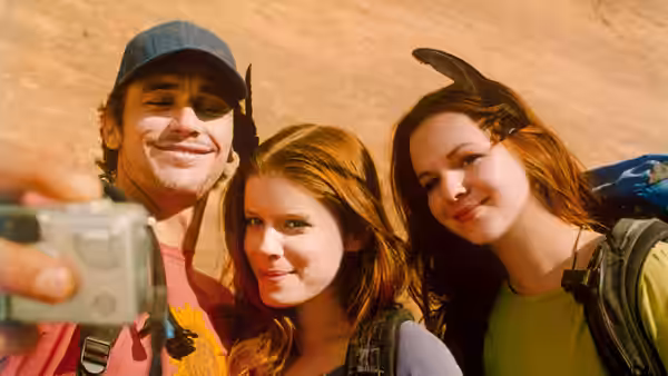 Aron Ralston (James Franco) with Kristi Moore and Megan McBride taking a selfie