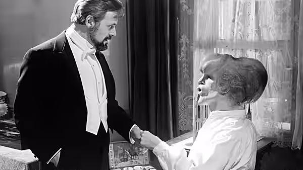Frederick Treves (Anthony Hopkins) shakes hands with John Merrick (John Hurt)