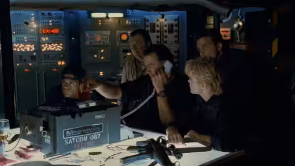 Casey Ryback (Steven Seagal) and Jordan Tate (Erika Eleniak) operate communications equipment in a control room