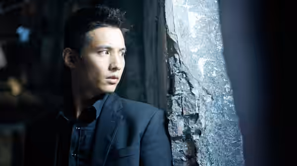 Cha Tae-sik (Won Bin) looks out through a broken window