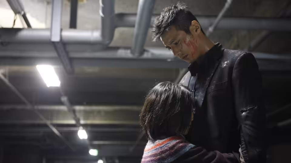 Cha Tae-sik (Won Bin) stands beside Jeong So-mi in a low-ceilinged underground room