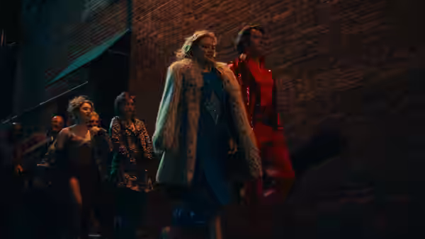 Claire Sardina (Kate Hudson) and Mike Sardina (Hugh Jackman) walking with a group at night