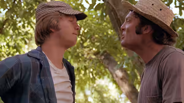 Ernie (Jeff Bridges) and Tully (Stacy Keach) face each other beneath a tree