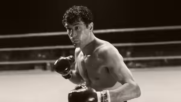 Jake LaMotta (Robert De Niro) in a boxing stance with gloves raised