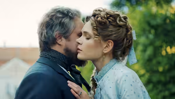 Izabela Łęcka (Sandra Drzymalska) rests a hand on Stanisław Wokulski (Tomasz Schuchardt) outdoors
