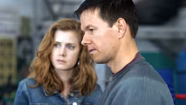 Charlene Fleming (Amy Adams) stands behind Micky Ward (Mark Wahlberg) looking aside