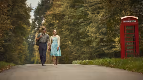 Edward Mayhew (Billy Howle) and Florence Ponting (Saoirse Ronan) walking past a red telephone box