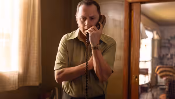 Tony Kiritsis (Giovanni Ribisi) holding a telephone receiver to his ear