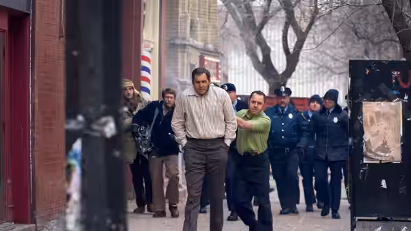 Tony Kiritsis (Giovanni Ribisi) aiming a gun at Fred Heckman (Jon Hamm) on a sidewalk