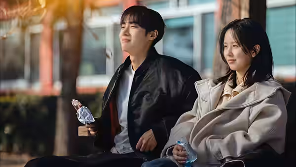 Park Min-jae (Choo Young-woo) and Lim Yu-jin (Kim So-hyun) seated outdoors with drinks