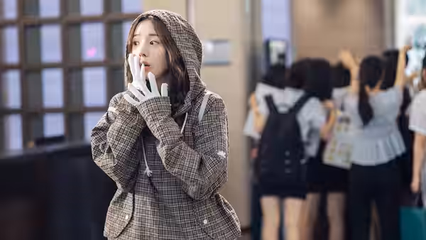 Na Bo-bae (Chae Soo-bin) covering her mouth with gloved hands in hallway
