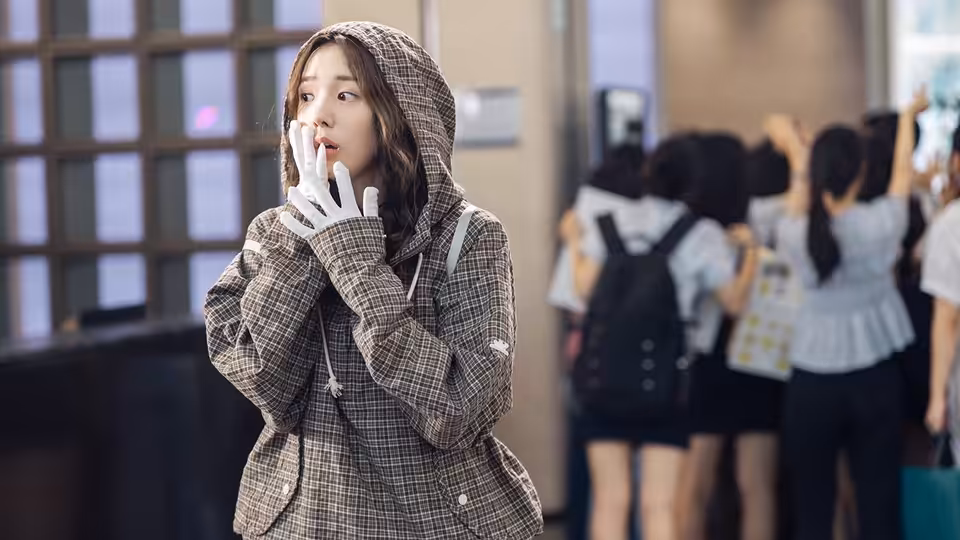 Na Bo-bae (Chae Soo-bin) covering her mouth with gloved hands in hallway