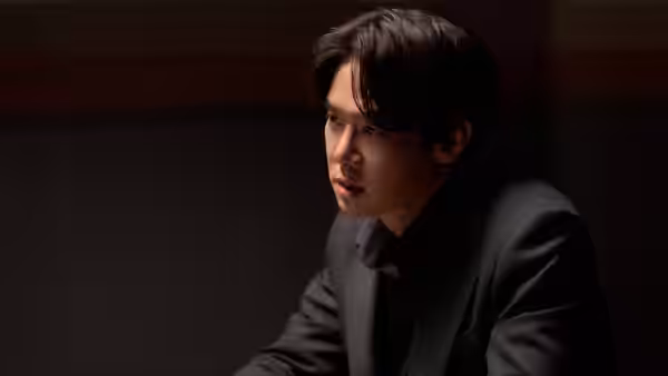 Min Jun-ho (Yoo Yeon-seok) leans forward in a dark room