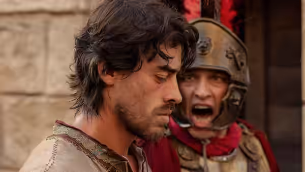 Judá Ben-Hur (Vinícius Redd) with a Roman soldier shouting behind him