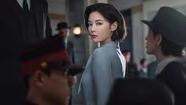 Lee Ga-kyeong (Kim You-jung) glances back over her shoulder in a hall