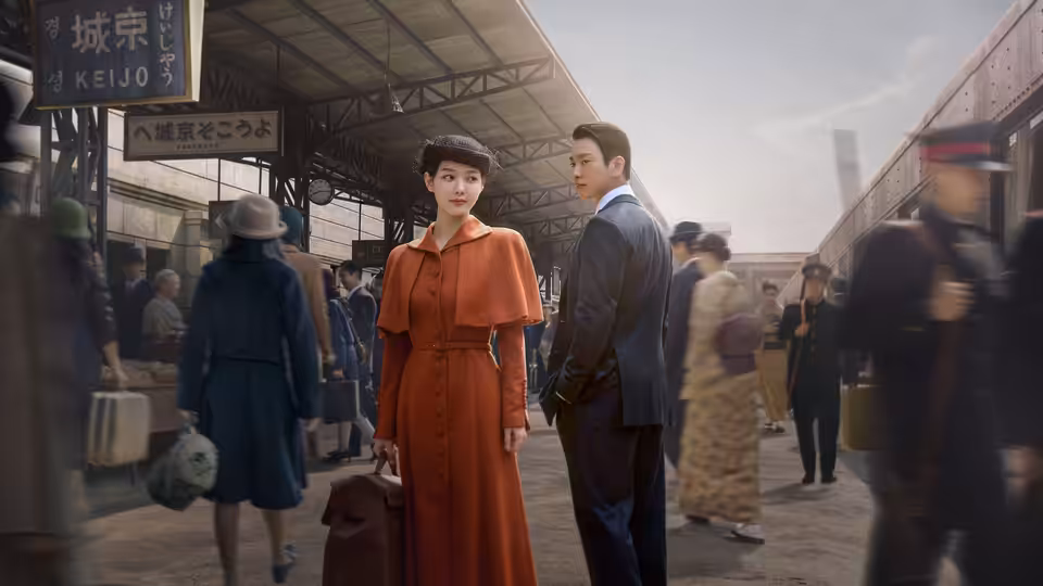 Lee Ga-kyeong (Kim You-jung) with Kim Tae-woong (Jinyoung) on a busy station platform