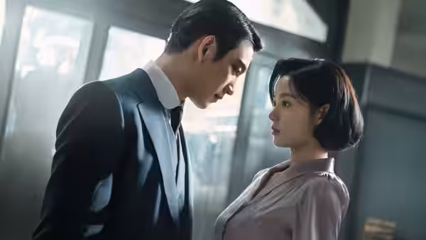 Lee Ga-kyeong (Kim You-jung) faces Kim Tae-woong (Park Jin-young) in a bright room