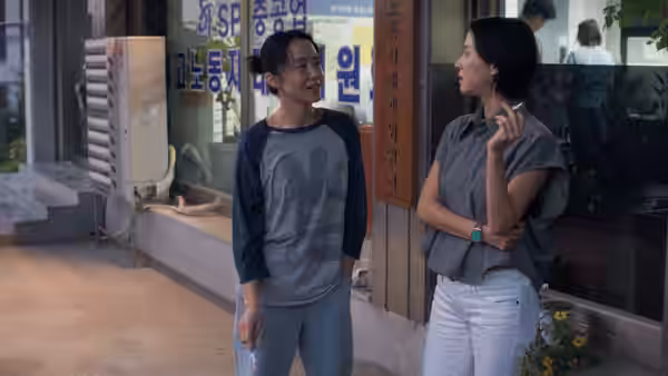 Sang-woo (Zo In-sung) and Lee Ye-ji (Cho Yeo-jeong) chatting outside a storefront