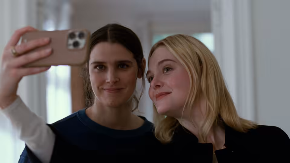 Nora Borg (Renate Reinsve) and Rachel Kemp (Elle Fanning) taking a selfie together