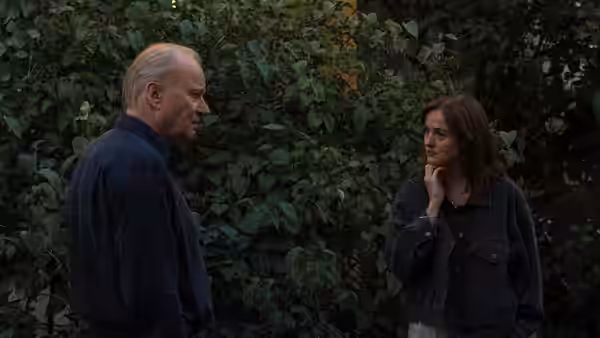 Gustav Borg (Stellan Skarsgård) talking to Nora Borg (Renate Reinsve) outdoors