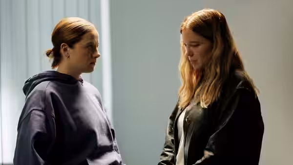 Elsa Kühn (Jella Haase) and Lucy Weiss (Léa Seydoux) standing face to face