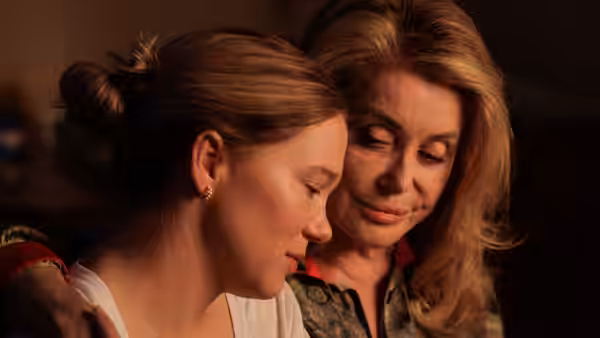 Lucy Weiss (Léa Seydoux) and Eryn (Catherine Deneuve) embracing in close profile